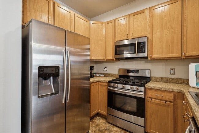 Building Photo - Stunning 2 bed 2.5 bath 2-story condo/townhome