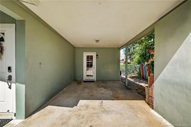 Building Photo - 262 SE Monterey Ave