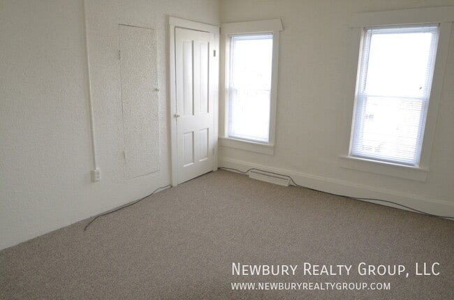 Building Photo - 33 Hickory St