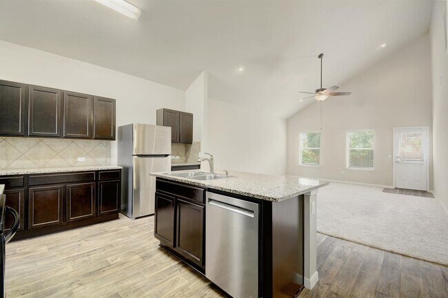 Building Photo - 421 Pentire Way