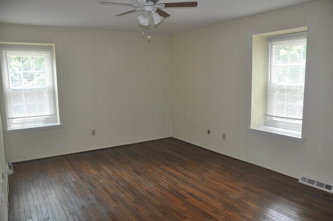 Building Photo - 570 Barrett Ave