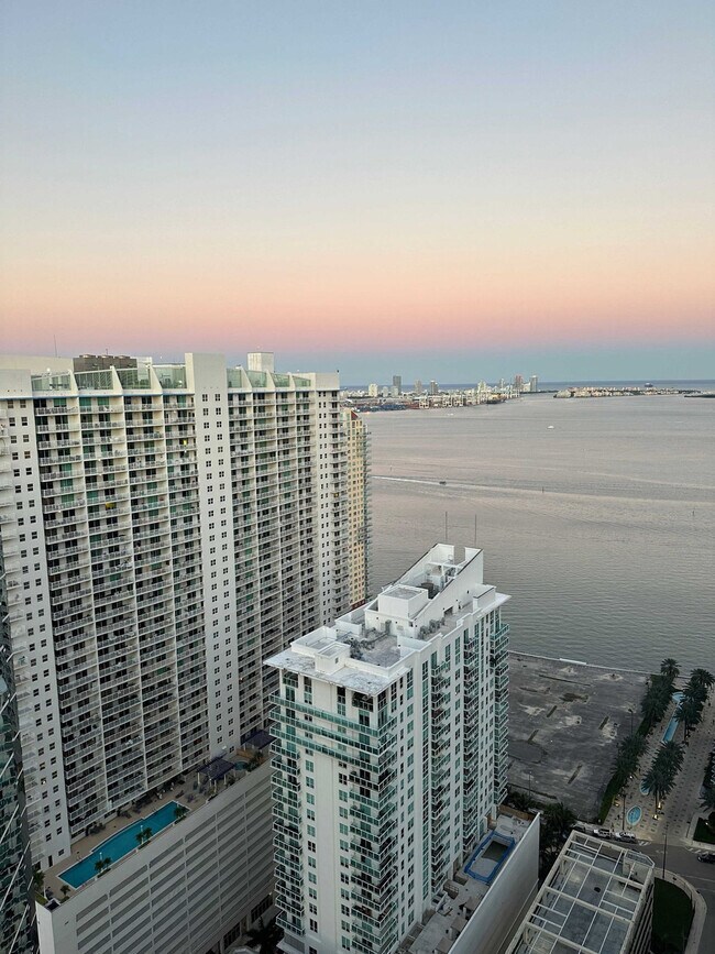 Building Photo - 1395 Brickell Bay Dr