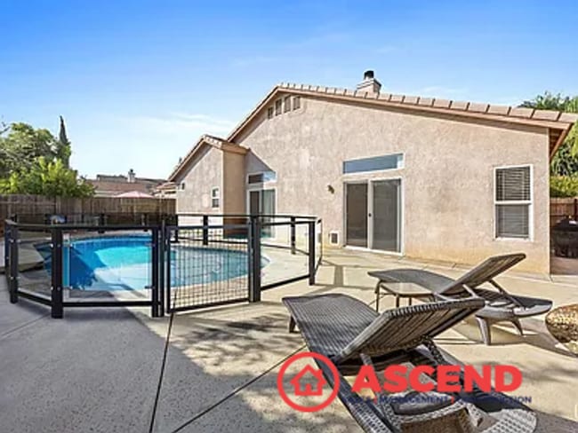 Building Photo - Beautiful 4 Bedroom Home In The Southwest!