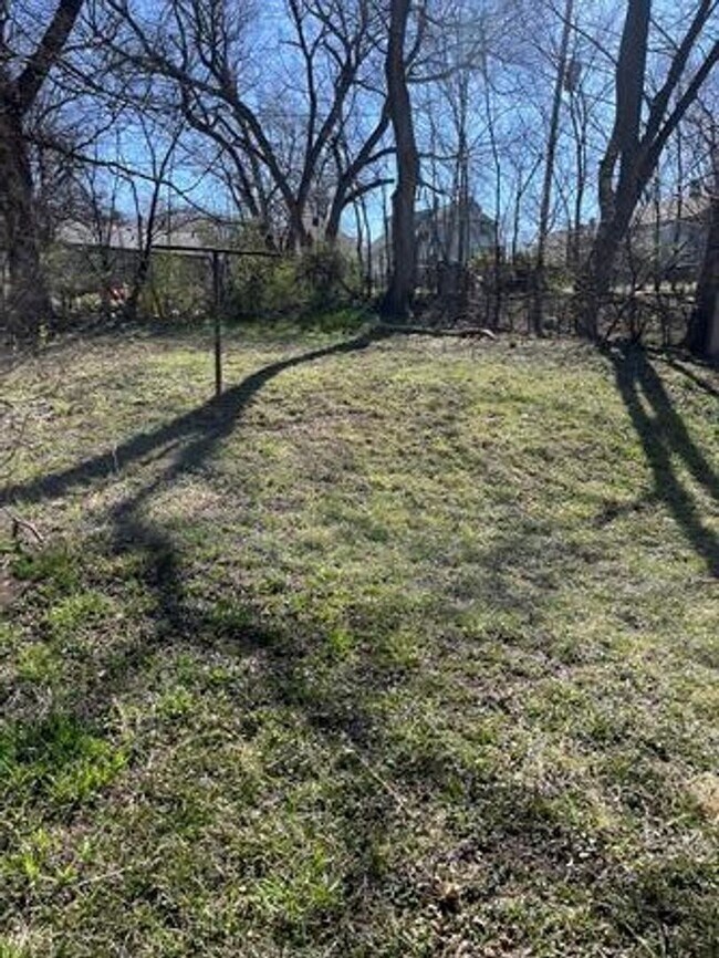 Building Photo - Spacious Two Bedroom!