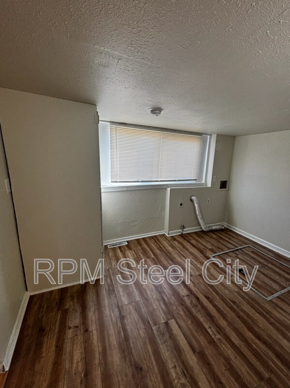 Building Photo - 927 E 1st St