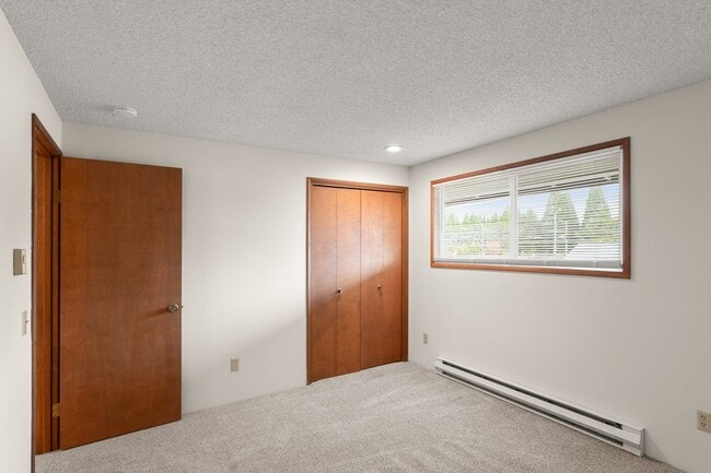 Building Photo - END UNIT!!  2 BEDROOM & 1 .5 BATH TOWNHOUSE