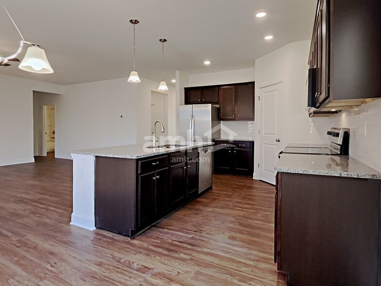 Building Photo - 5175 Valley Dr