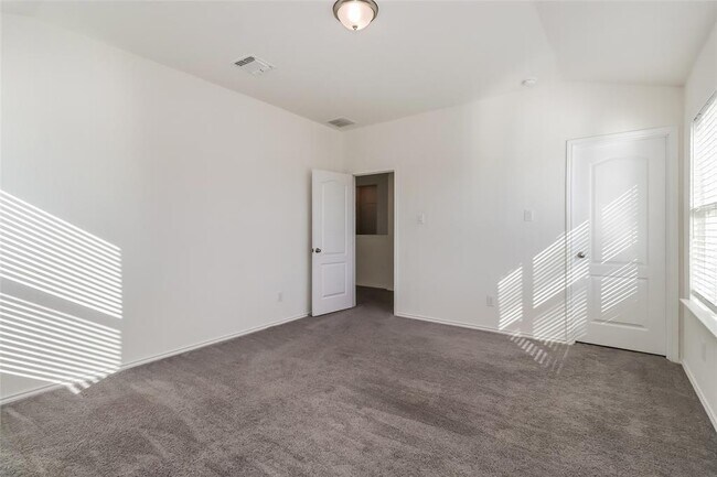 Building Photo - 1621 Stinnett Dr