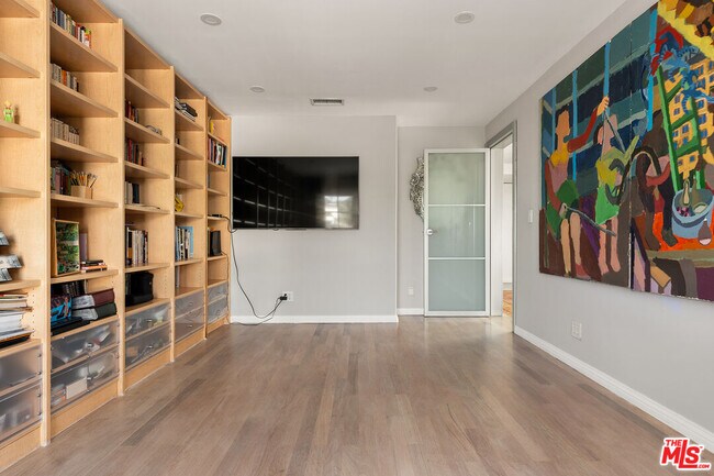 Building Photo - 8020 Zeus Dr