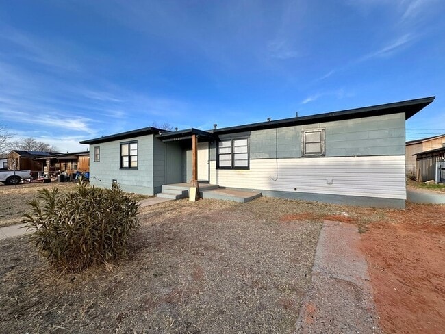 Building Photo - 3120 Chestnut Ave