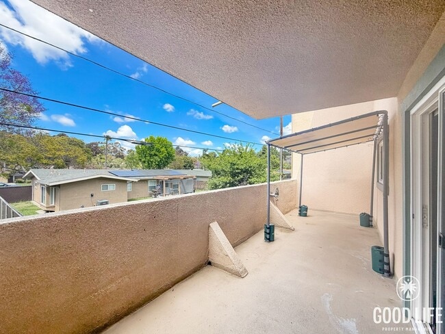 Building Photo - Beautiful 1BD/1BA W/ Reserved Parking and Laundry On-Site in Pacific Beach!
