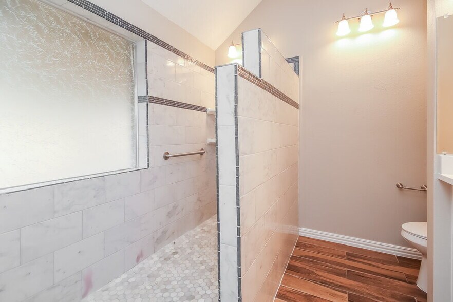 Building Photo - 15622 Thornbrook Dr