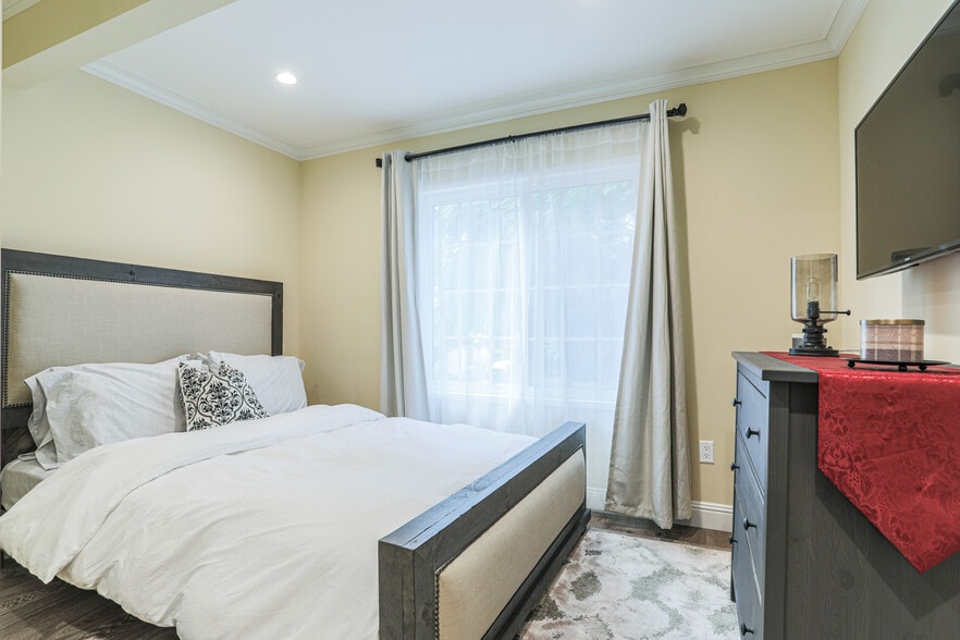 Guest Bedroom #1 w (1) Queen Bed - 4155 Edenhurst Ave