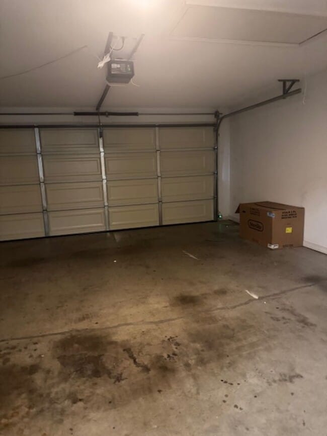 Building Photo - 3/2/2 Gated Community, Fenced Yard, Pool Access