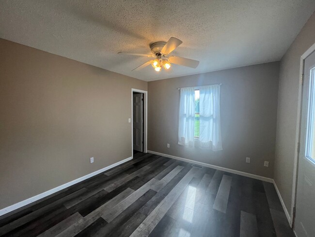 Building Photo - AVAILABLE NOW 3 BEDROOM 2 FULL BATHS PLENT...