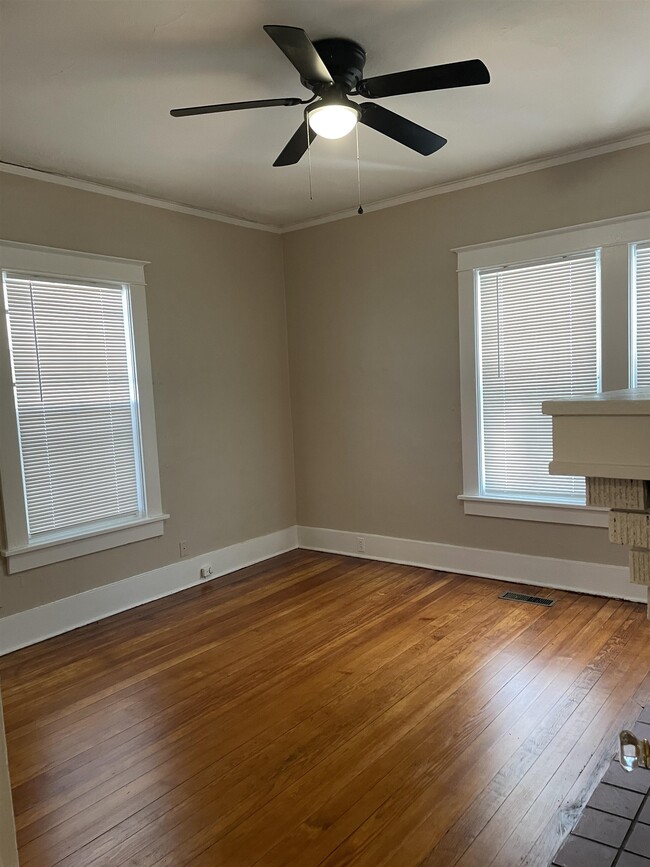 Building Photo - 2526 Yale Ave