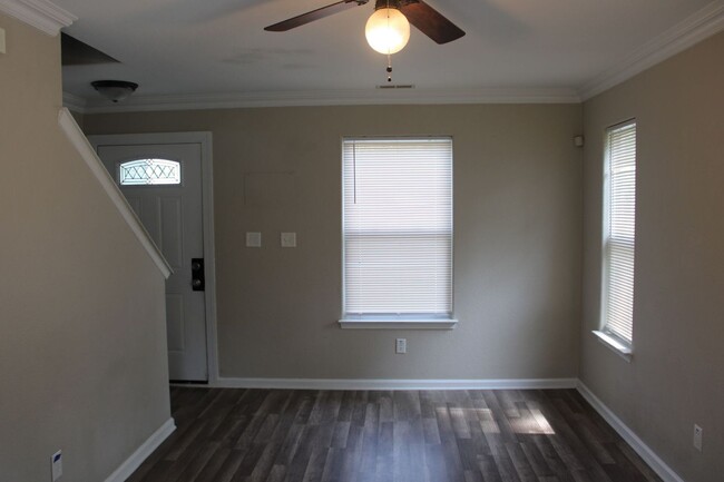 Building Photo - 3-bedroom townhouse close to Chesapeake Sq...