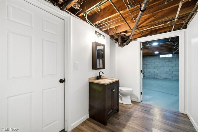 Building Photo - 1097 Oak Tree Rd
