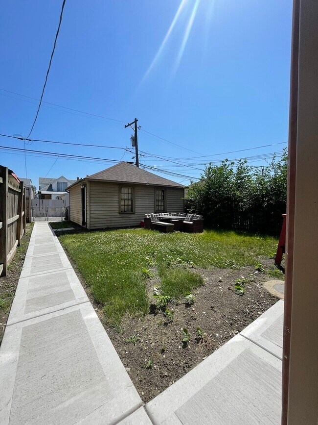 Building Photo - 5133 W Wrightwood Ave