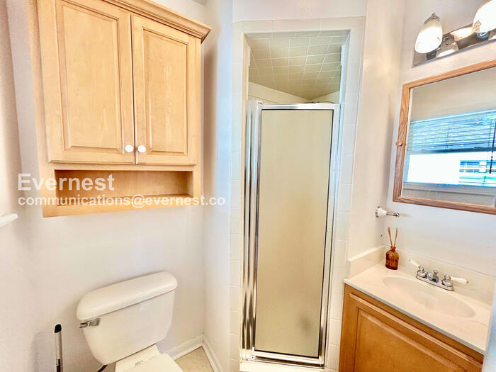 Building Photo - 8633 Westglen Dr