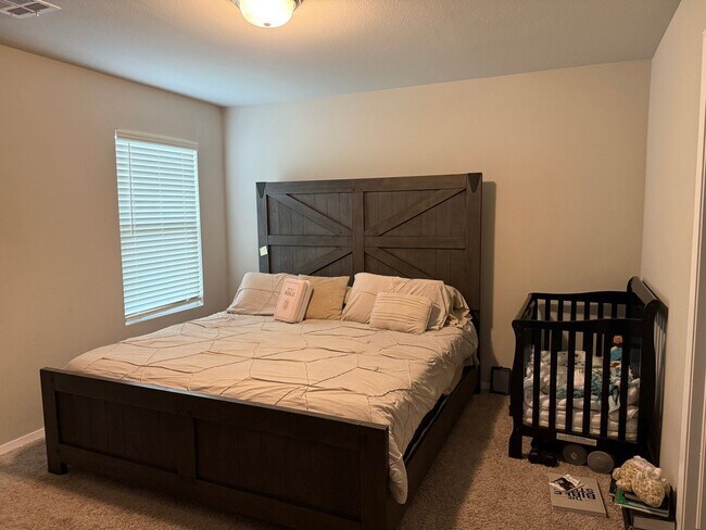 Building Photo - Charming 4 bedroom, 2 bath house located B...