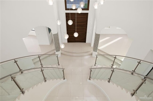 Building Photo - 45 Travis St