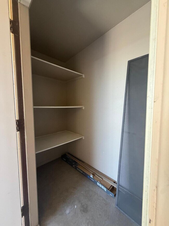 Building Photo - 520 S Greenfield Rd