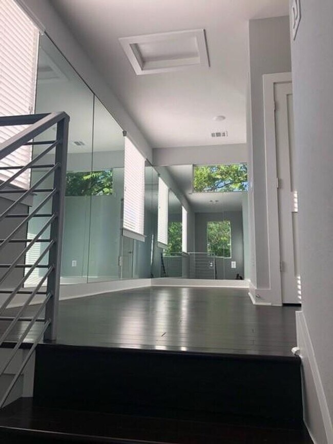 Building Photo - Modern 2 bed/2.5 bath Central Austin Home