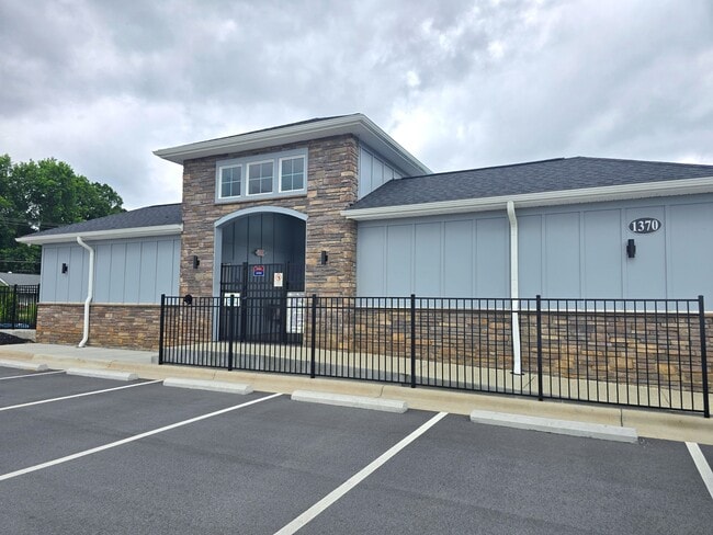 Building Photo - 1664 Hallview Ct