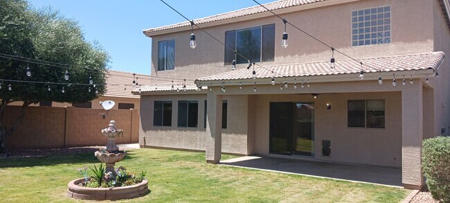Building Photo - Spacious Two Story 4 Bed/3 Bath with Large...