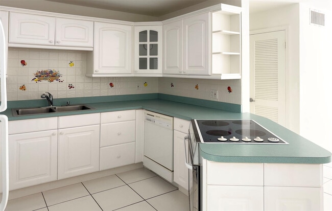 Building Photo - 6485 Bay Club Dr