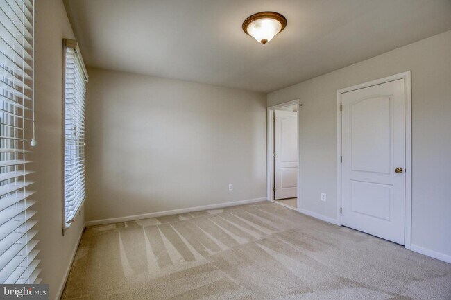 Building Photo - 1001 Meadow Ct