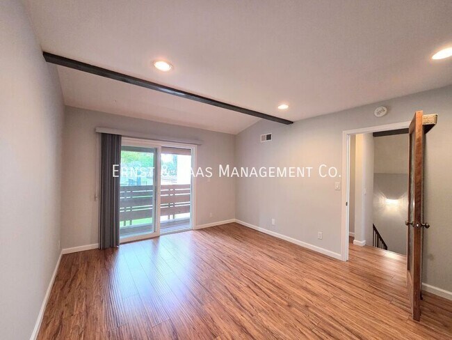 Building Photo - 3701 Country Club Dr