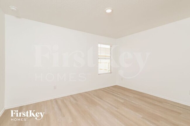 Building Photo - 10422 McClintock Dr
