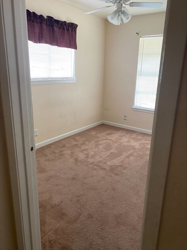 Building Photo - Large home