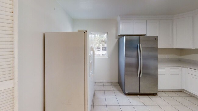 Building Photo - HUGE 10BR House on Montezuma!! - Large Private Parking Lot & Courtyard! - Right Next to Campus