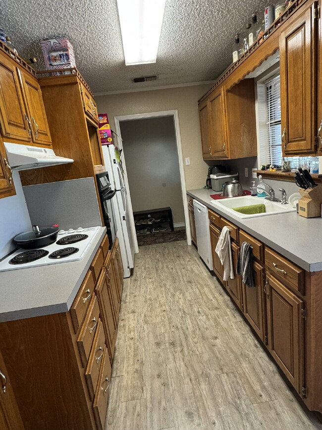 Building Photo - 3 bedroom 2 bath on corner lot!