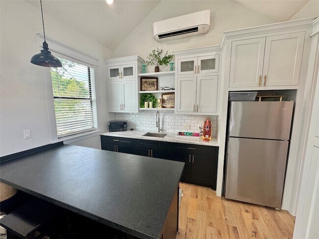 Building Photo - 805 Cordell St