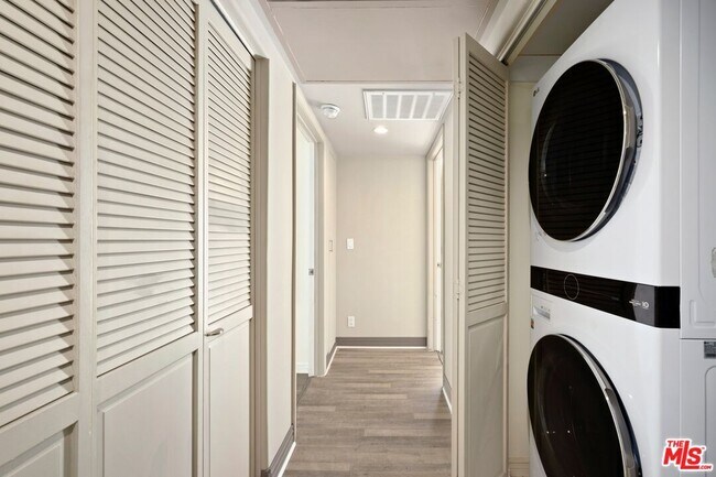 Building Photo - 435 Arnaz Dr
