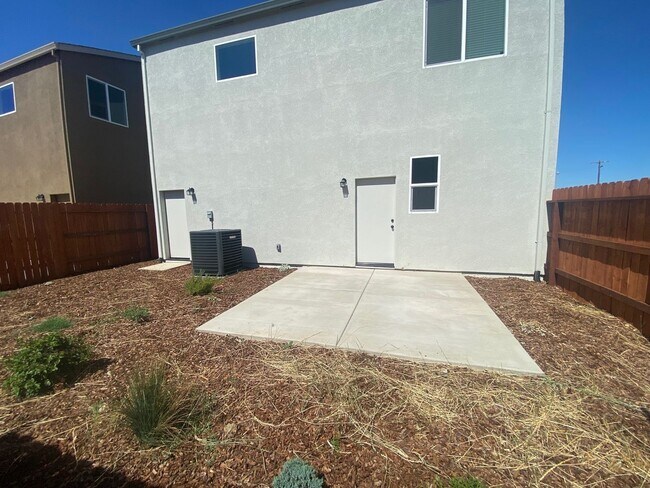 Building Photo - 3/2.5 home in Private Gated Community with Yard