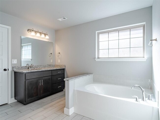 Building Photo - 910 Redfree Dr