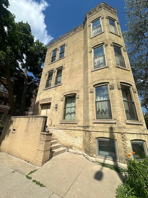 Building Photo - 802 N Van Buren St