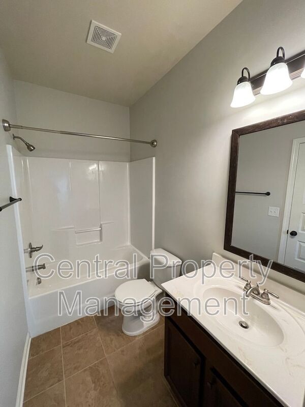 Building Photo - 514 W Holloway Dr