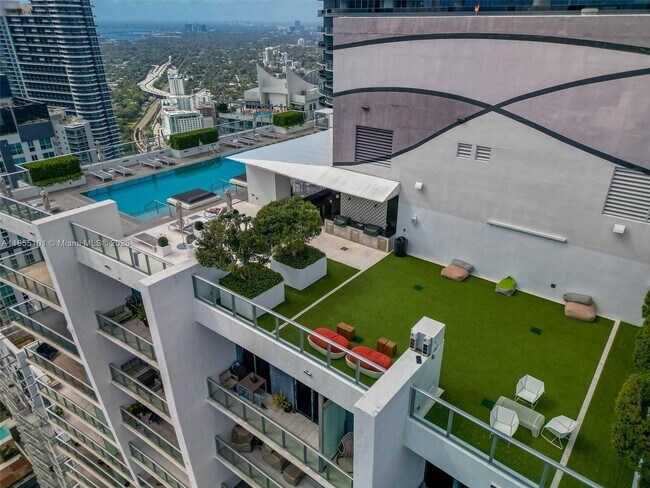 Building Photo - 1010 Brickell Ave