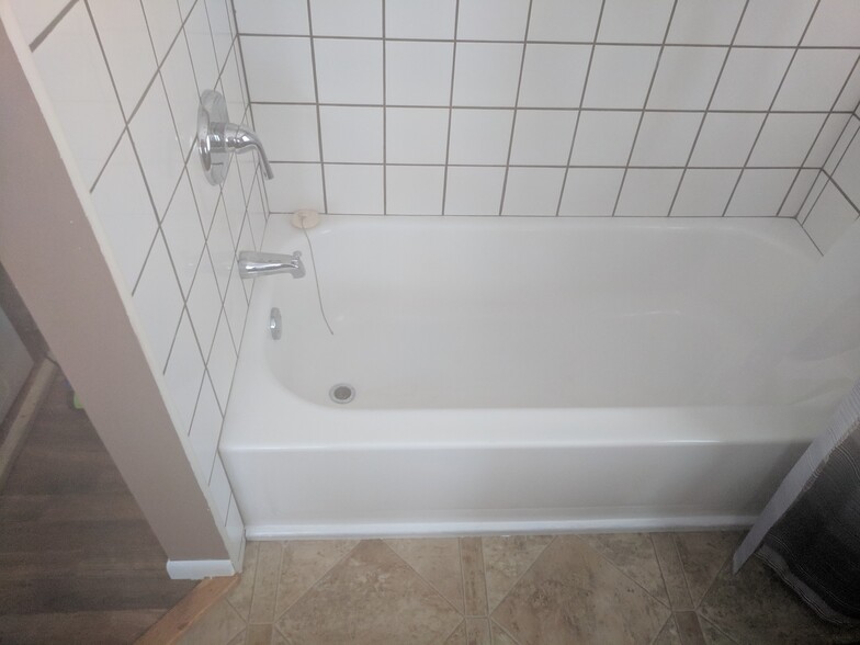 Bathtub with shower - 15509 Turning Trl