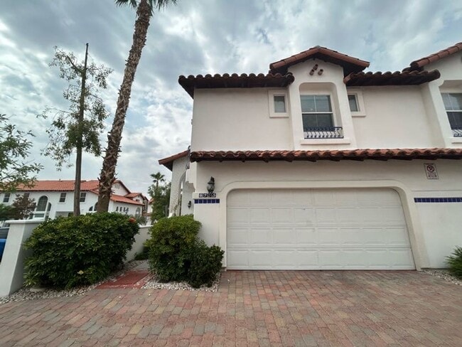 Building Photo - A Beautiful Town Home around the Spring Valley Area.