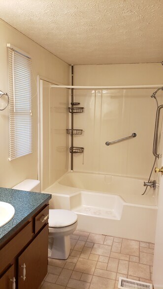 Master bath - 381 Katie Dr
