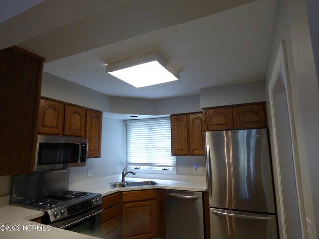 Building Photo - 245 Knoll Rd