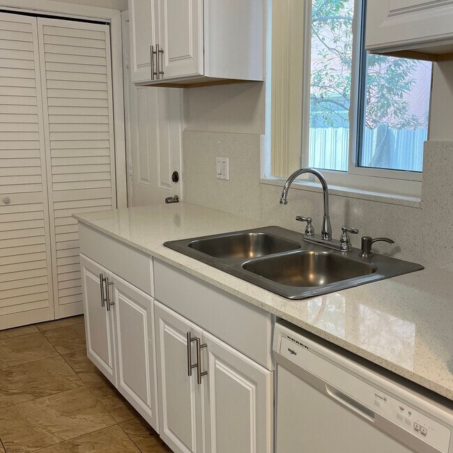 Building Photo - 3156 SW 16th St