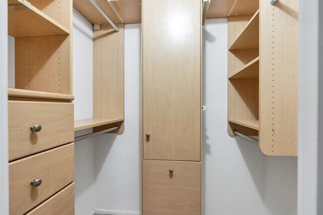 Building Photo - Luxurious 1 Bed 1 Bath Condo In Vibrant Belvedere